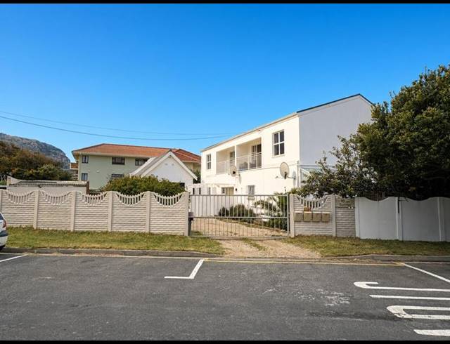 2 BEDROOM PROPERTY TO RENT IN FISH HOEK